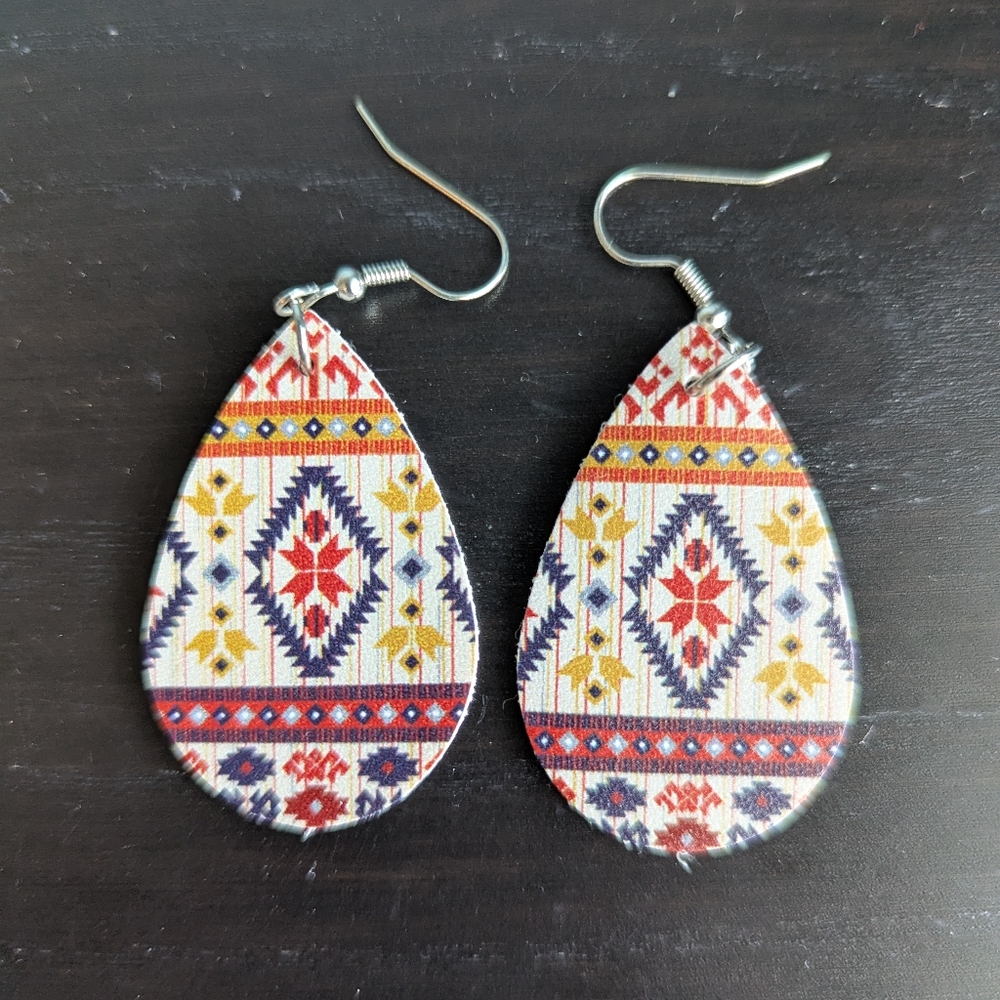 FREE W/ BUNDLE $25+ - Handcrafted Boho Teardrop Earrings